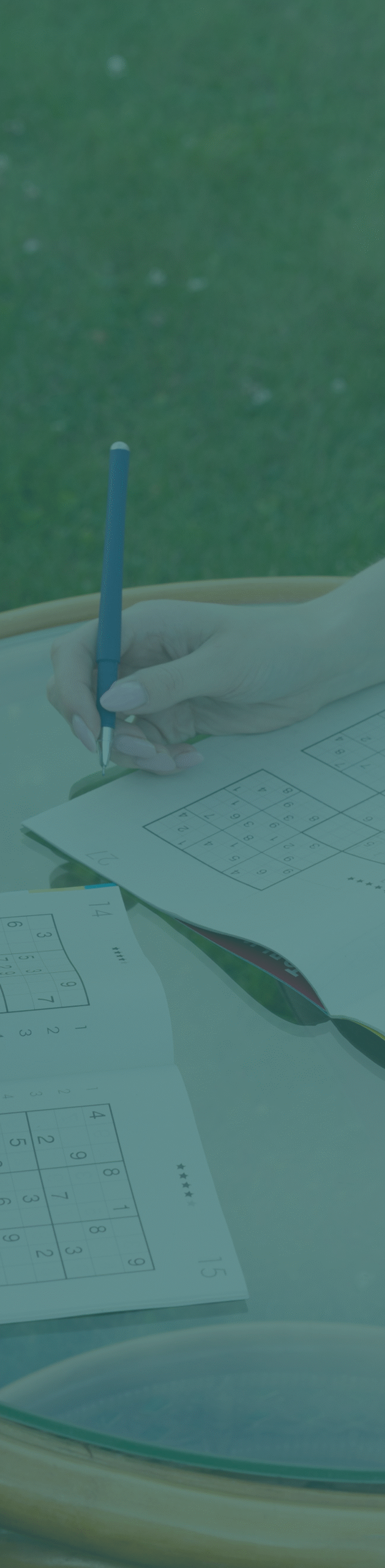 personnes-appreciant-un-jeu-de-sudoku 2